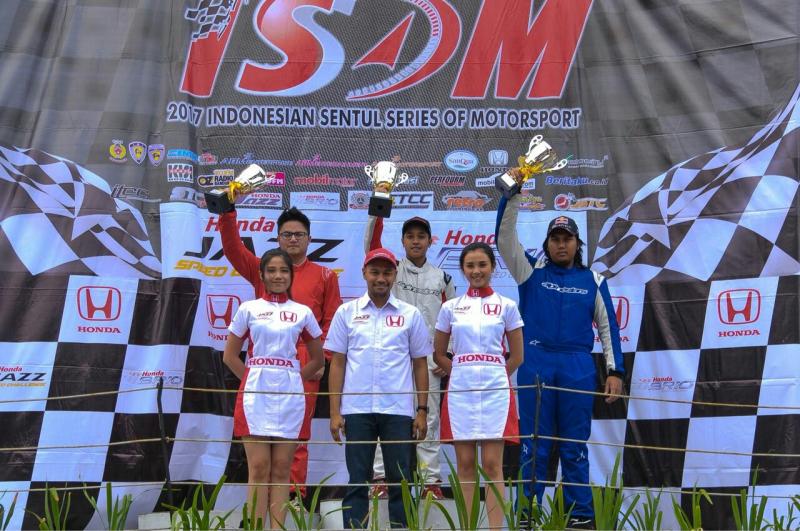 Adrian Paruntu (kanan) di podium sebagai juara 2 HJSC 2017. (foto : ist). 