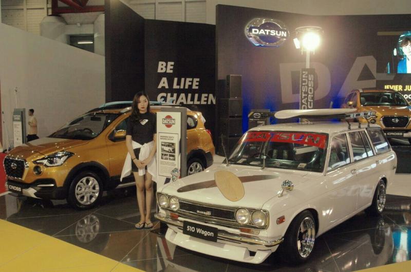 Booth Datsun di IIMS 2018 tampil atraktif lewat tiga Datsun Cross modifikasi dan satu Datsun klasik (foto: anto)
