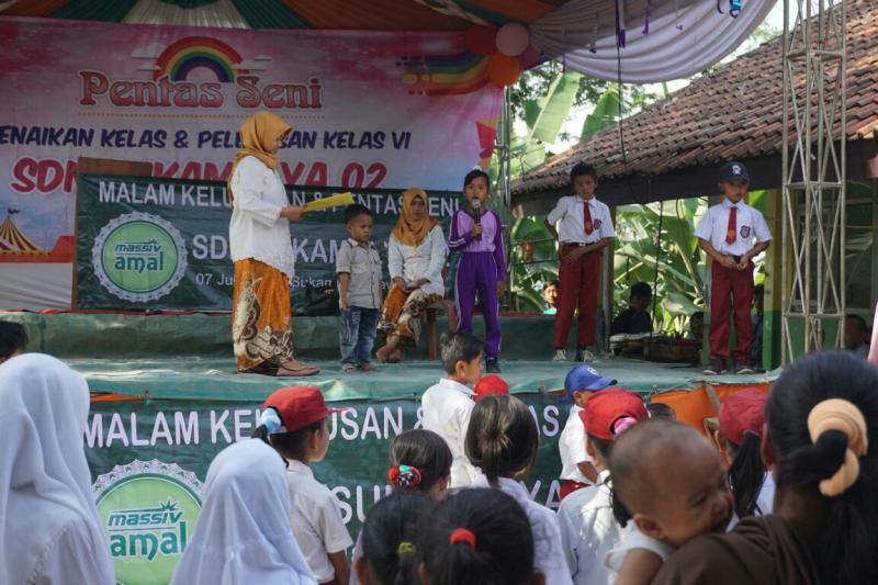 Wisuda siswa SD 02 Sukamulya, Bogor disupport produsen aki Massiv. (foto : tony)