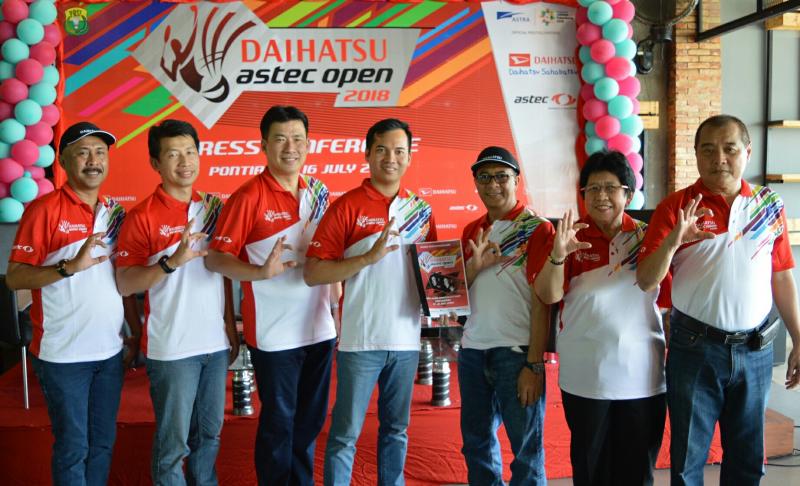 Manajemen PT. Astra Daihatsu Motor bersama panitia bulutangkis. (foto : ist)