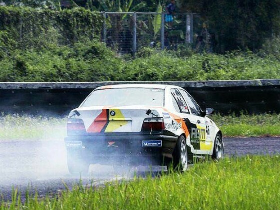 Silas Andrianto dengan ciri khas mobil nomor 46 alami trouble mesin di seri 3 ISSOM 2018. (foto : endy)