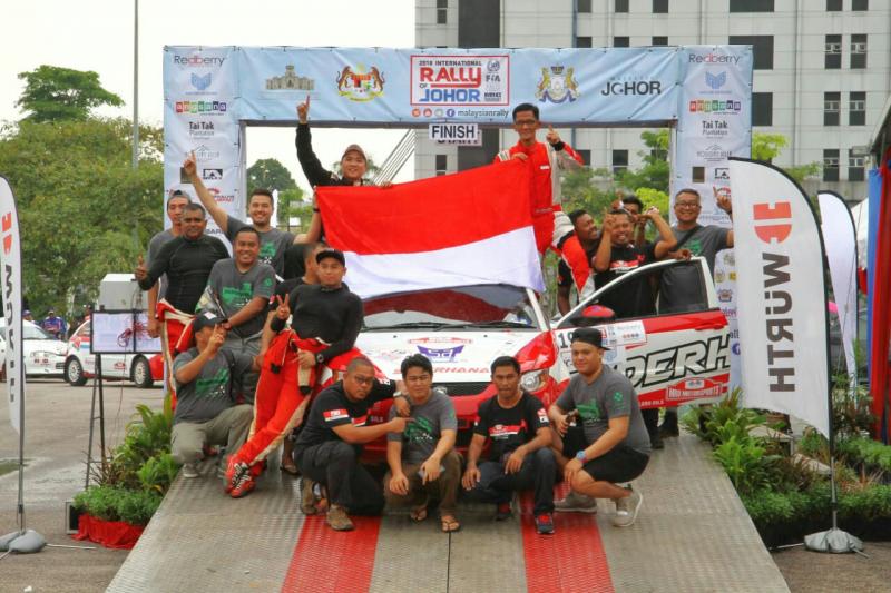 Rizky Putra dengan navigator senior Ian Soejono juga naik podium di reli Johor. (foto : ist)