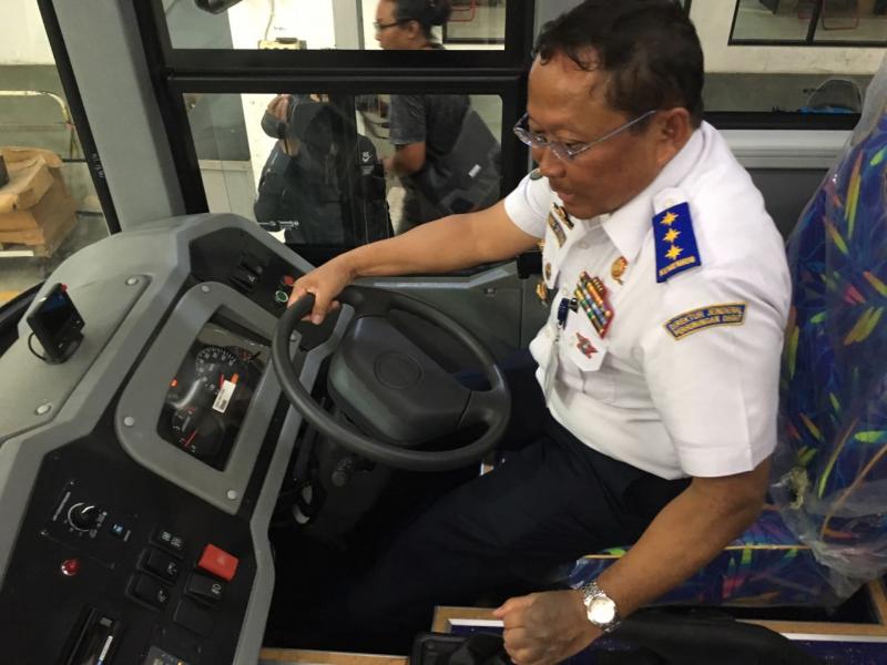 Dirjen Perhubungan Darat Bapak Budi Setyadi saat kunjungan ke karoseri Laksana