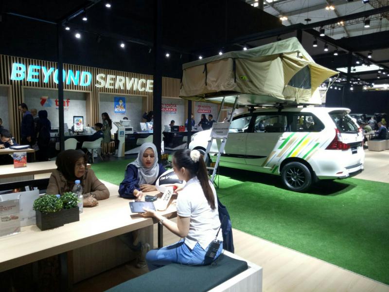 Unit Toyota Avanza didisplay di tengah calon customer Toyota. (foto : BS)