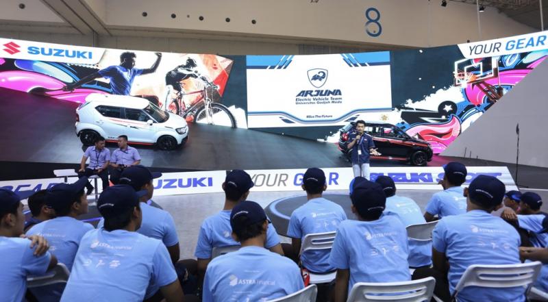 Ketua tim riset Arjuna, Adhimukti mempresentasikan kiprah Arjuna di kancah internasional kepada siswa SMK Triguna di GIIAS 2018