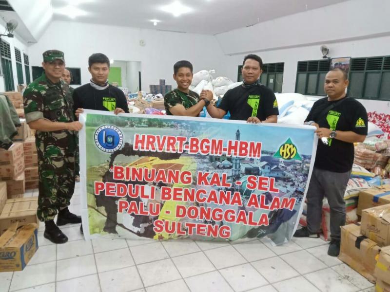 Perwakilan HRVRT bersama personil tentara di gudang penyimpanan bantuan sembako. (foto : ist)