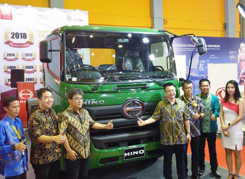 Hino tampilkan dua produk terbaik yang cocok untuk Sulawesi Selatan di IIMS 2018 Makassar. (foto: HMSI) 