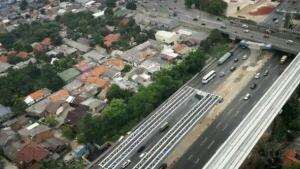 Atasi Macet di Tol Cikampek, Proyek LRT & Kereta Cepat Dihentikan Sementara