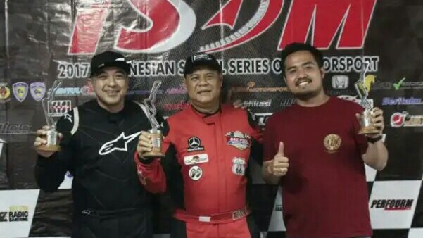 Tomi Hadi (tengah), ajakan menyalurkan hobi balap di sirkuit. (foto : perfourm)