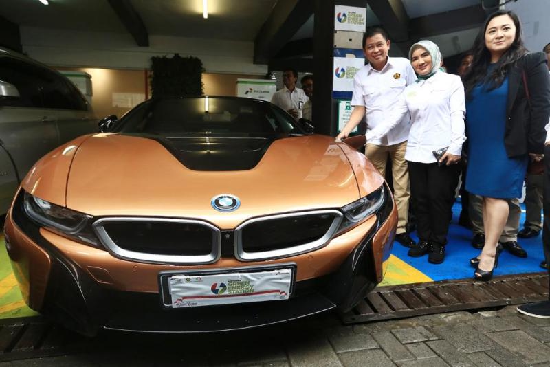 Menteri ESDM, Direktur Pertamina dan BMW Indonesia meresmikan Stasiun Pengisian Daya Listrik di SPBU Kuningan Jakarta. (foto: Nicole) 