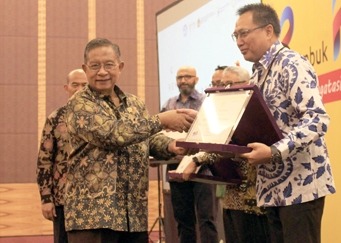 Penghargaan dari Kemendikbud diterima langsung oleh M. Abidin, GM Aftersales & Motorsport Yamaha Indonesia. (foto: ist) 