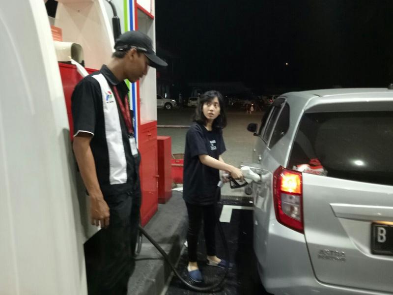 Tetap ada petugas SPBU, untuk pembayaran setelah isi BBM di SPBU Self Service. (foto : bs)