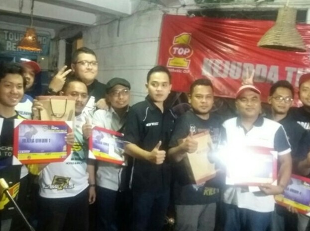 Zinedine Doohan (paling kiri) bersama para juara Kejurda Time Rally Jabar 2018. (foto : ist)