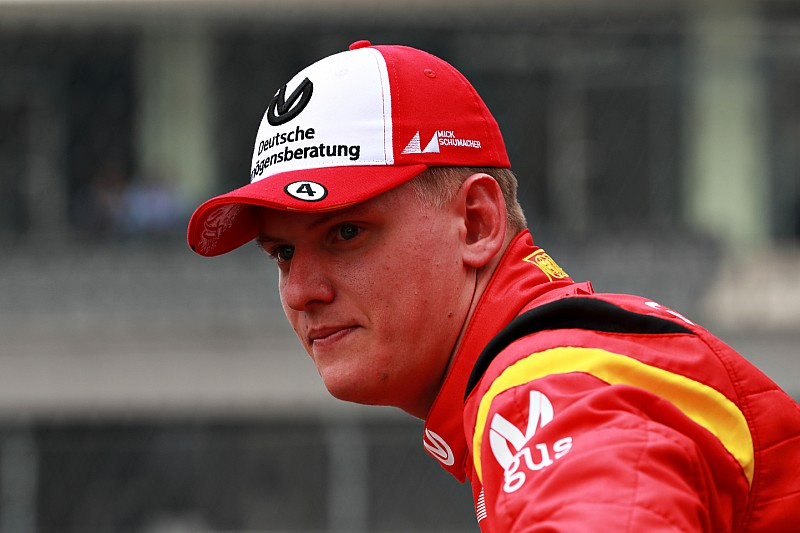 Mick Schumacher ikut jejak sang ayah menjadi bagian dari keluarga Ferrari