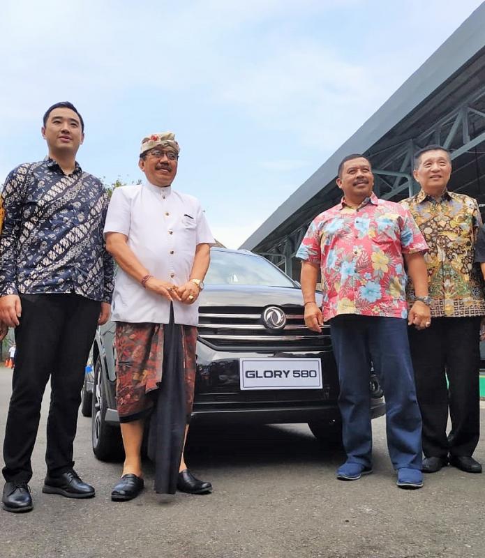 Peresmian diler DFSK di Pulau Dewata dihadiri Tjokorda Oka Artha Ardana Sukawati, Wakil Gubernur Bali. (foto: ist)