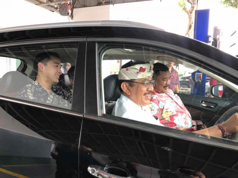 Tjokorda Oka Artha Ardana Sukawati apresiasi 60% komponen lokal SUV rakitan Cikande, Banten ini. (foto: ist)