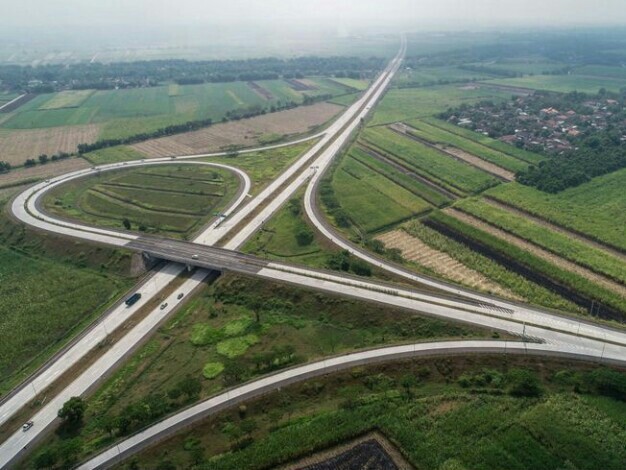 Salah satu ruas tol Trans Jawa yang yang mulai dikenakan tarif per 21 Januari 2019. (foto : kompas)
