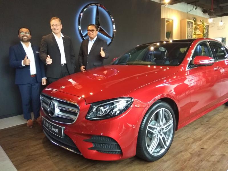 New Mercedes Benz E 350 EQ Boost dibanderol seharga Rp 1.499 miliar dalam kondisi off the road. (anto) 