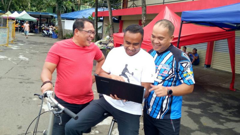 Haridarma (tengah) saat diskusi tentang hasil latihan bersama Eris Mahpud dan Bennydictus Kurniawan. (foto : bs)