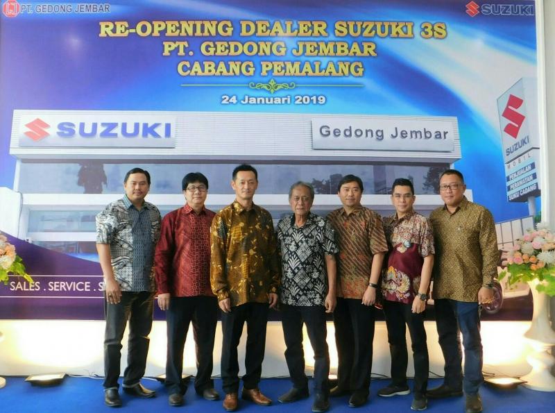 Setiawan Surya dari PT SIS (tengah) pada peresmian outlet 3S di Pemalang, Jawa Tengah. (foto : ist)