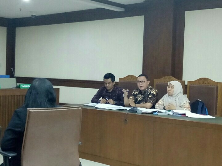 Kuasa hukum tergugat saat bertanya kepada saksi ahli pada sidang lanjutan soal penamaan gymkhana di PN Jakpus, Kamis sore. (foto : bs)