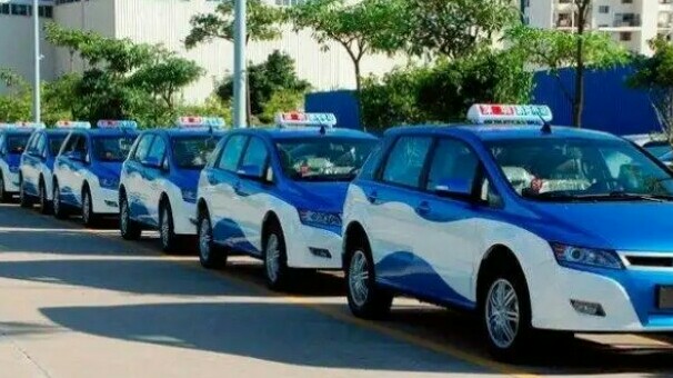 Deretan mobil listrik Blue Bird tertangkap kamera tengah melakukan uji coba tipe. (foto : ist)