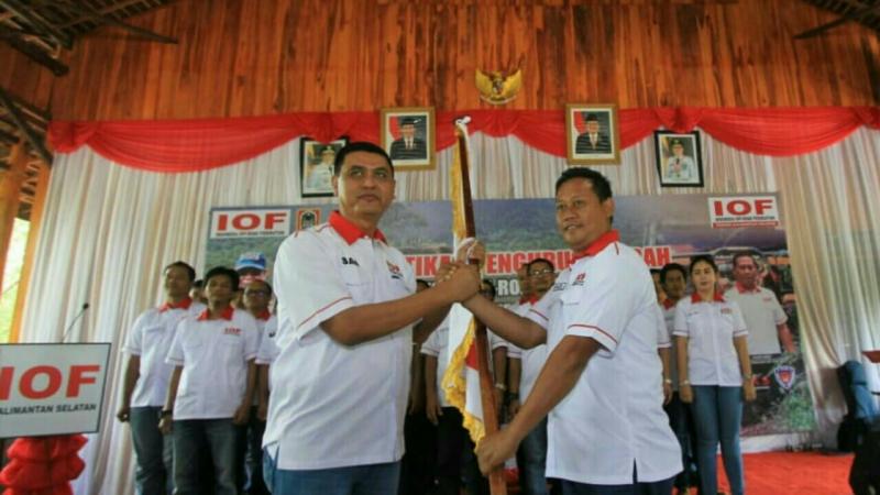 Sam Budigusdian menyerahkan pataka kepada Haryadi sebagai Ketua IOF Kalsel. (foto : ist)
