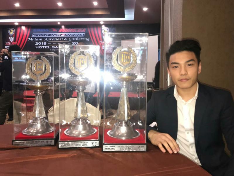 Gerhard Lukita dengan 3 trofi penghargaan dari Malam Apresiasi ETCC di hotel Santika TMII. (foto : ist) 
