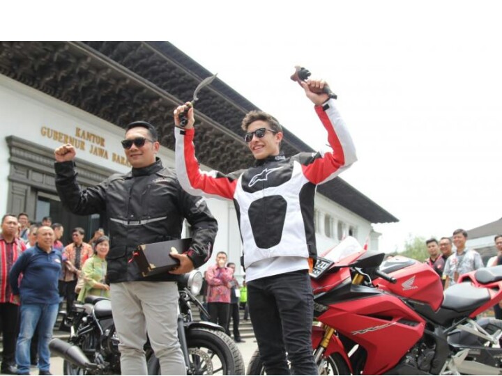 Ridwan Kamil dan Marc Marquez di Gedung Sate Bandung. (foto : ist)