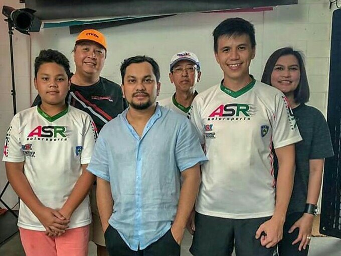 Pegokart Adrian Hassan dan Silvano Christian mengapit dokter Tompi di studio fotonya jalan Pakubuwono Jaksel. (foto : ist)