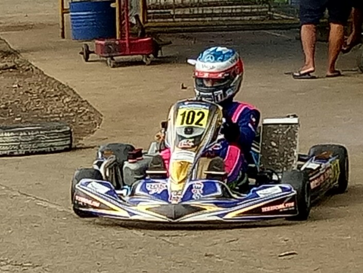 Kimiko Priya Naindralova mencoba sasis Fernando Alonso latihan di Sentul International Karting Circuit, Sabtu. (foto : bs)