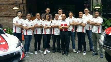 Frans Soerjopranoto (kedua dari kiri) bersama skuad TTI tahun 2019 serta para sponsor. (foto : bs)