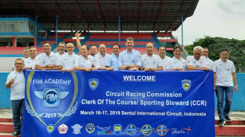 Foto bersama seluruh peserta Seminar FIM dengan Paul Duparc dari FIM. (foto : ist)