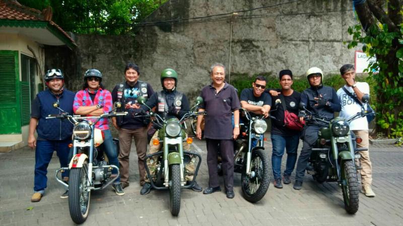 Komunitas pemilik motor Royal Enfield kongkow, makan siang dan rapat di Warung Solo. (foto: ist)