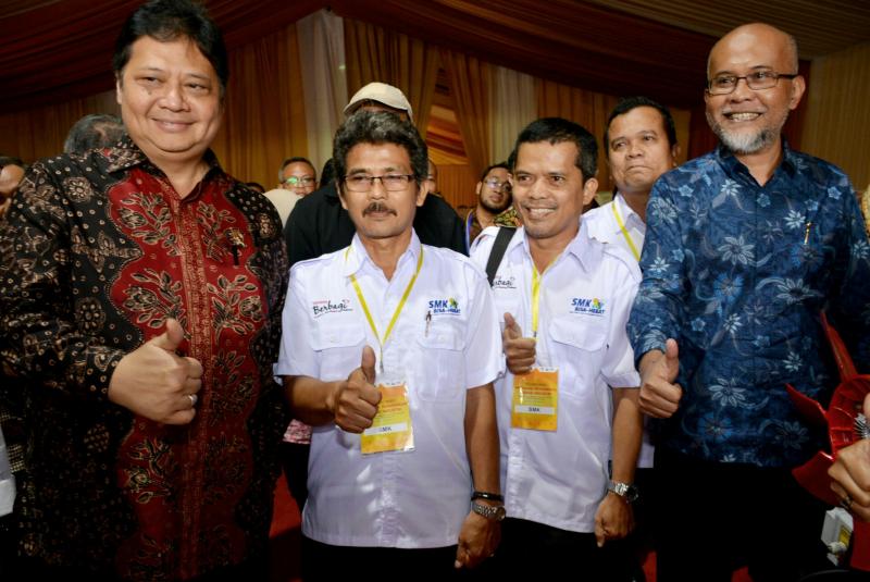 Menperin Airlangga Hartarto dan Warih Andang Tjahjono bersama 2 guru SMK di Sukabumi. (foto : ist)