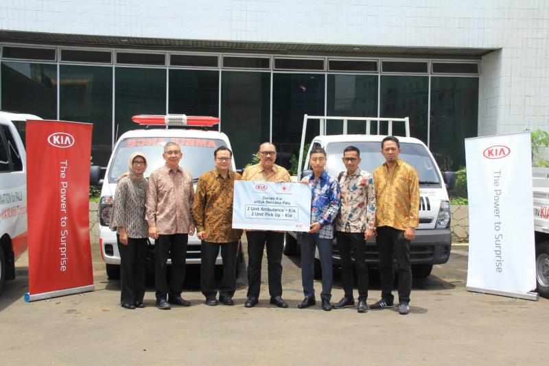  Kia Motor Corporation berikan donasi pasca pemulihan gempa Palu melalui Palang Merah Indonesia. (foto : ist)
