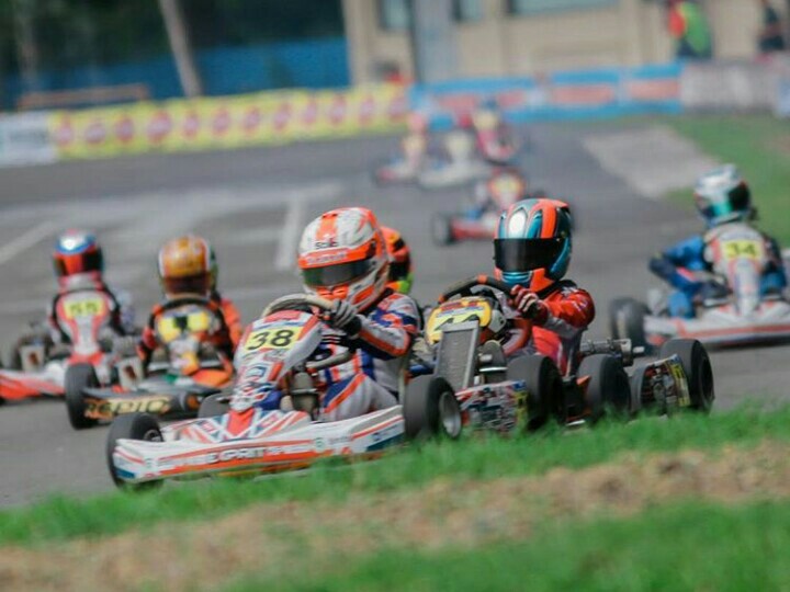 Kanaka Azarel Gusasi ditempel ketat rivalnya, Daffa AB di final kelas Mini. (foto : ist)