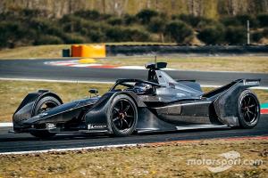 Mobil Formula E Mercedes Akhirnya Menampakkan Wujud