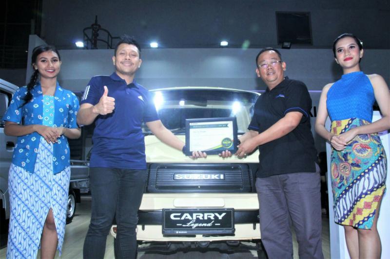 Harold Donnel dari Suzuki berikan hadiah secara simbolis 1 unit Suzuki Carry Pick Up kepada Dang Sani Imansyah. (foto : ist) 