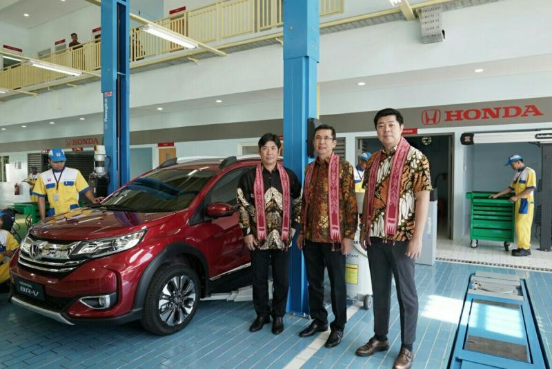 Jonfis Fandy (kanan)  dan Takehiro Watanabe di dealer Honda Mandalatama Jepara. (foto : hpm) 