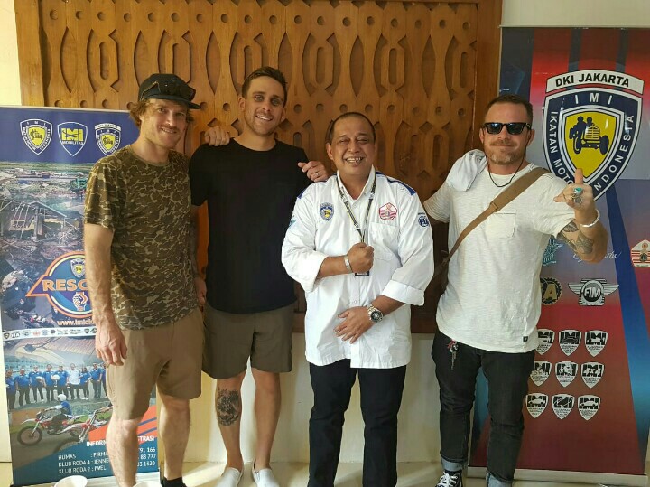 Leonard Galistan bersama 3 tamunya dari Roark Reviral dari USA. (foto : ist) 