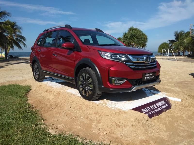 Akses masuk ke dalam New Honda BR-V juga semakin mudah dengan Smart Entry System. (anto) 