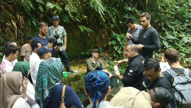 Leonard Galistan dari IMI DKI tengah menyampaikan penjelasan terkait water filter di Banten. (foto : ist) 