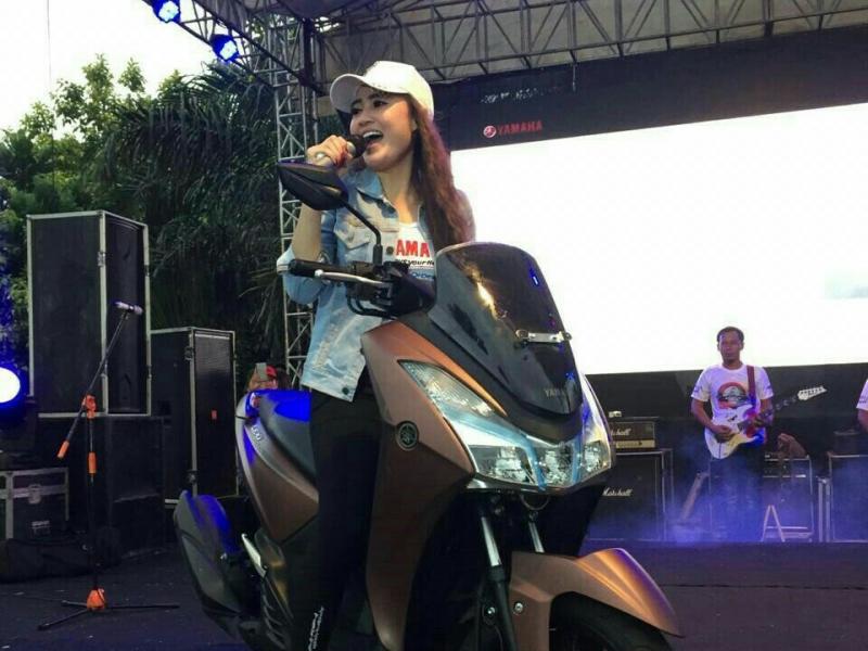 Nella Kharisma menggoyang pengunjung BYMS di alun alun Klaten, Jawa Tengah