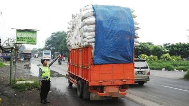 Hati-hati berkendara di belakang truk/mobil yang kelebihan muatan (ist)