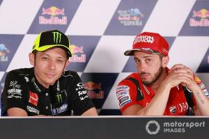 Wow, Rossi vs Dovi di Lintasan Balap Mobil DTM