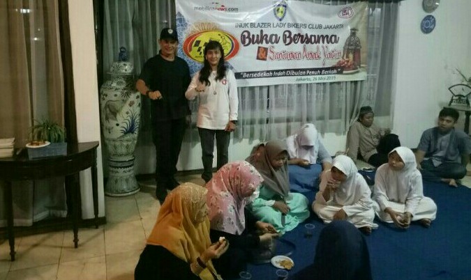 Joel D Mastana dari IMI Pusat dan Inuk Blazer bersama anak yatim piatu di acara bukber IBLBC. (foto : bs) 