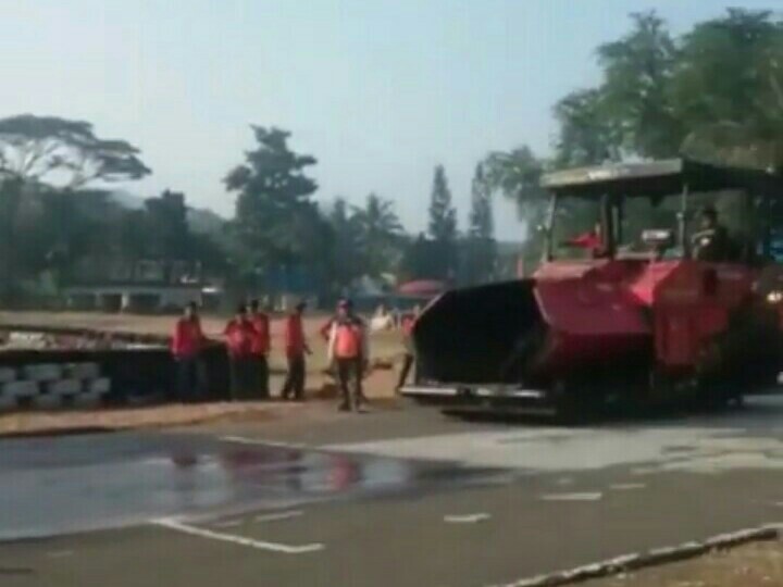 Pekerjaan overlay dimulai dari lintasan depan start dan tribun penonton. (foto : ist) 
