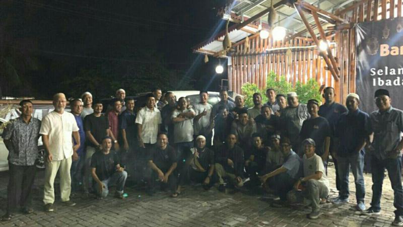 Cahroad Atjeh buka puasa bersama komunitas trail lainnya. (foto : adi) .