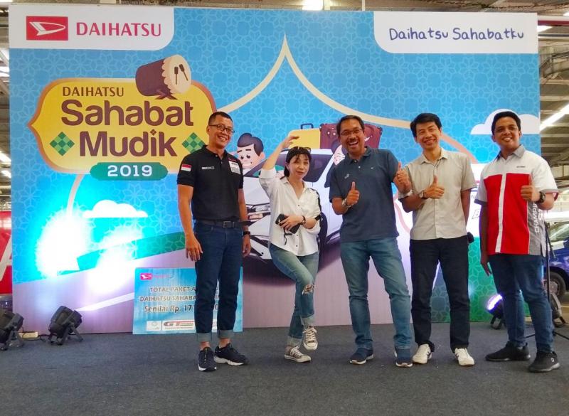 Rizki (kanan) bersama manajemen Astra Daihatsu Motor, voucher diskon pembelian ban diberikan kepada setiap peserta komunitas mudik Daihatsu. (anto) 